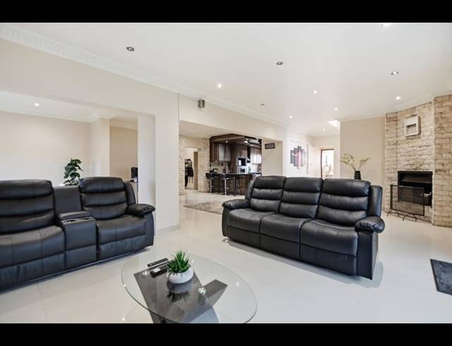 5 BEDROOM HOUSE FOR SALE IN PARKLANDS